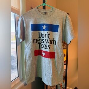 Gildan Gray - Don’t Mess With Texas Graphic Tee - Size Medium